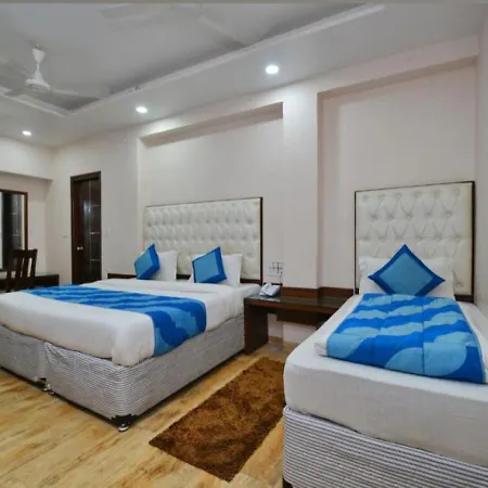 Perfect Hotel Pg In New Delhi - Walking The All Best Market